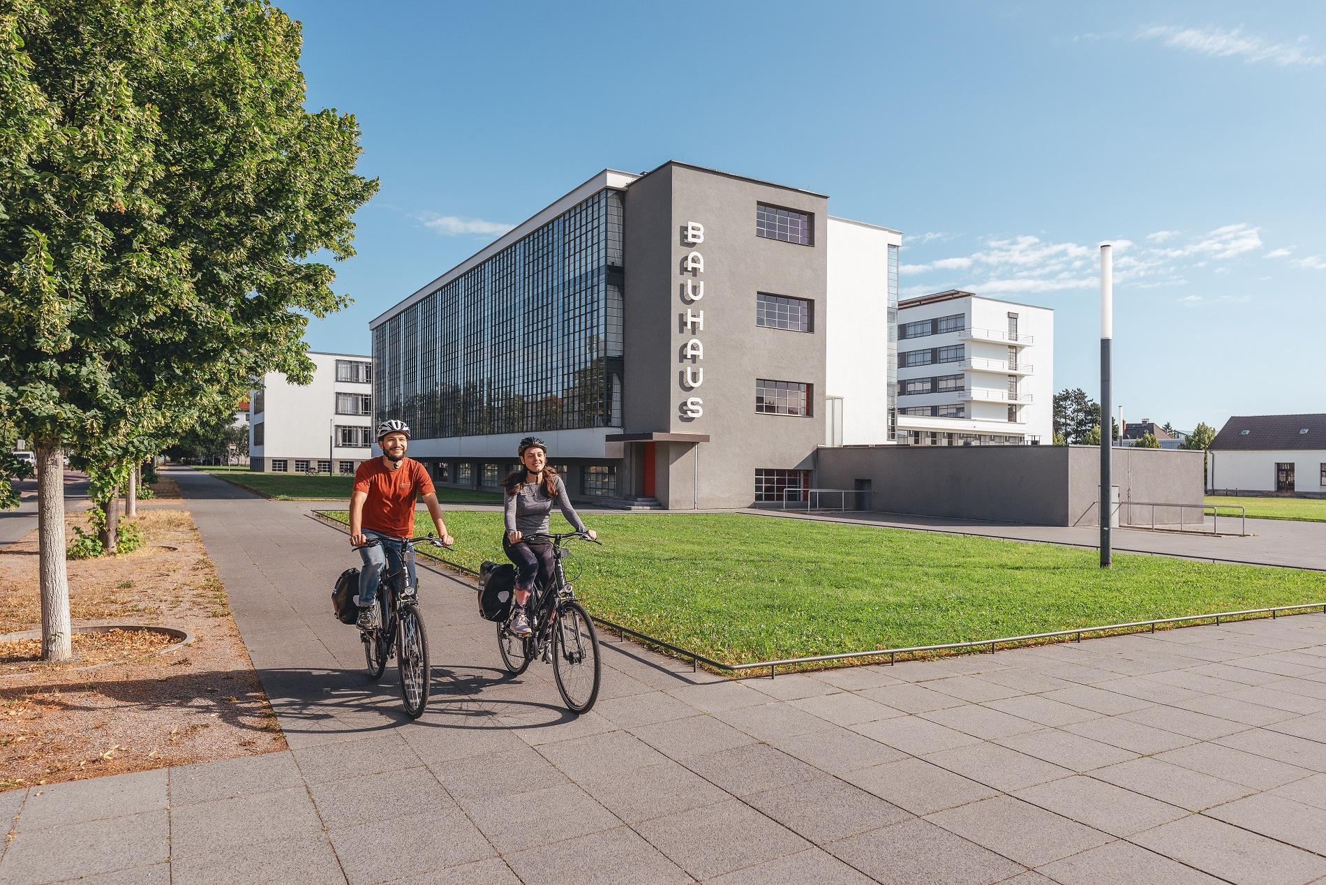 Radfahrer am Bauhaus Dessau