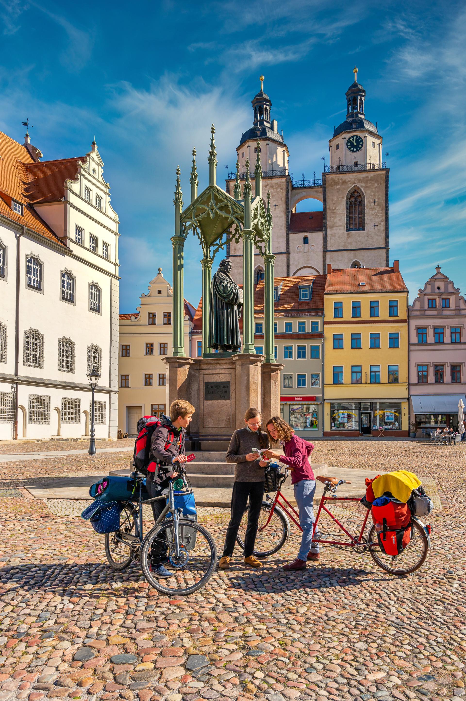 Radfahrer auf dem Marktplatz in Wittenberg
