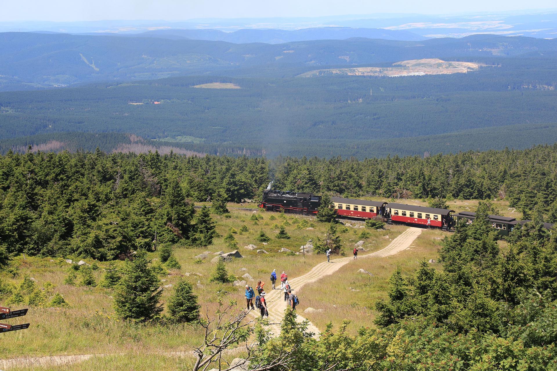Blick vom Brocken mit Brockenbahn