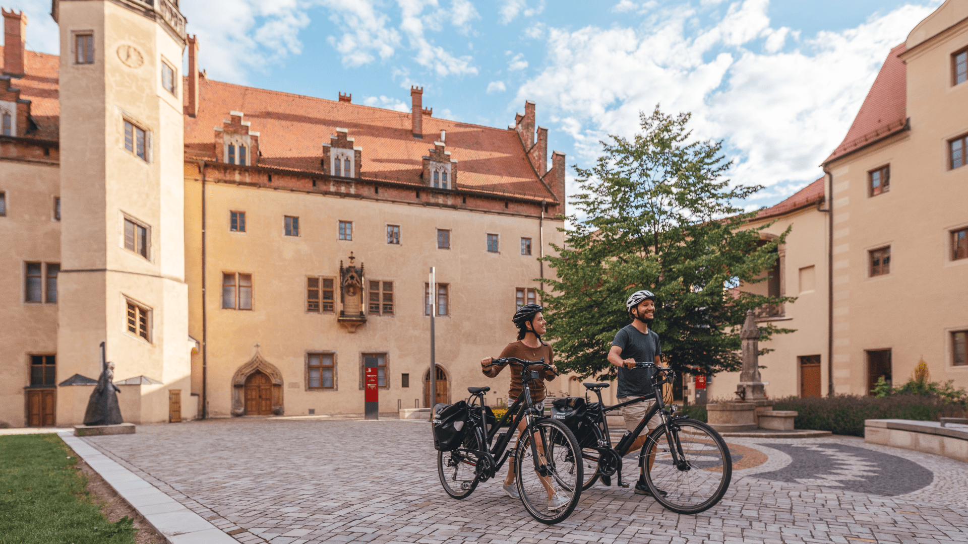 Radfahrer vor dem Lutherhaus in Wittenberg
