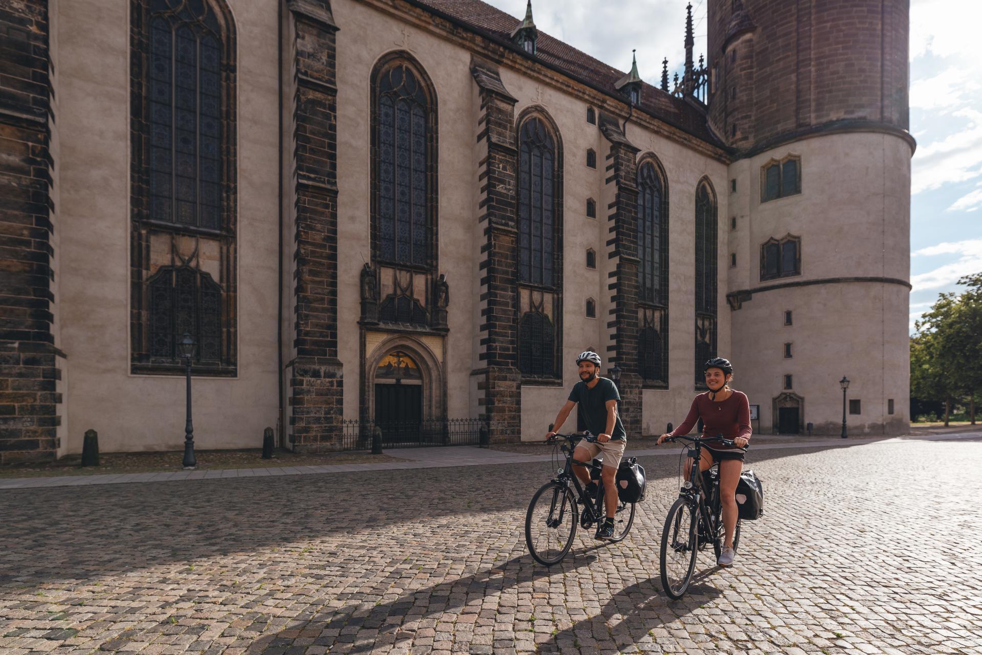 Radfahrer vor der Schlosskirche Wittenberg