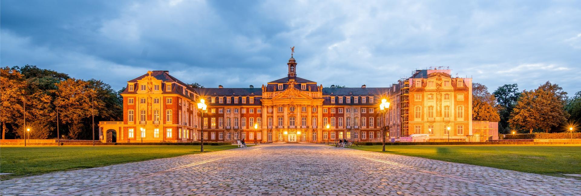 Schloss Münster - Beleuchtete Aussensansicht 