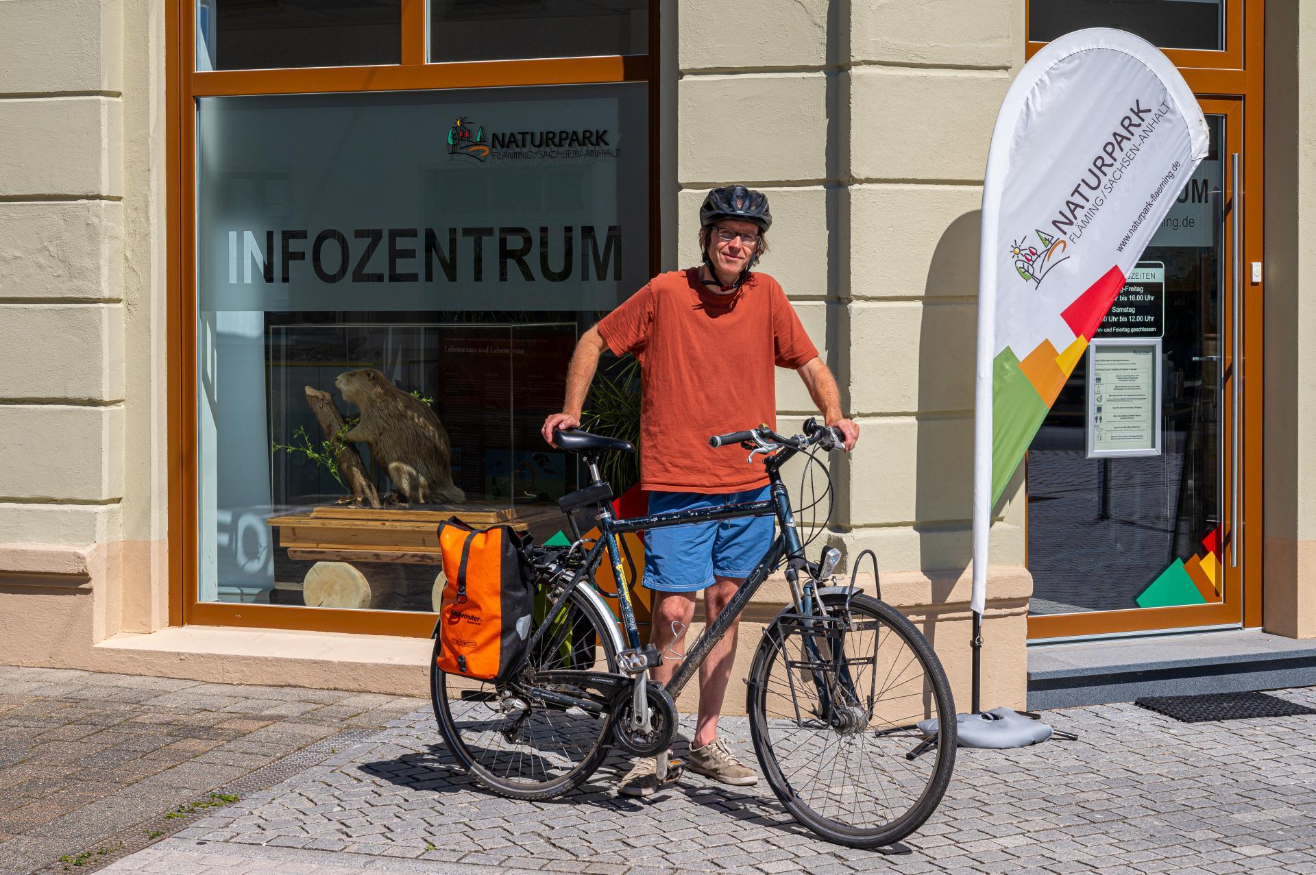 Radfahrer am Naturparkinfozentrum Coswig (Anhalt)