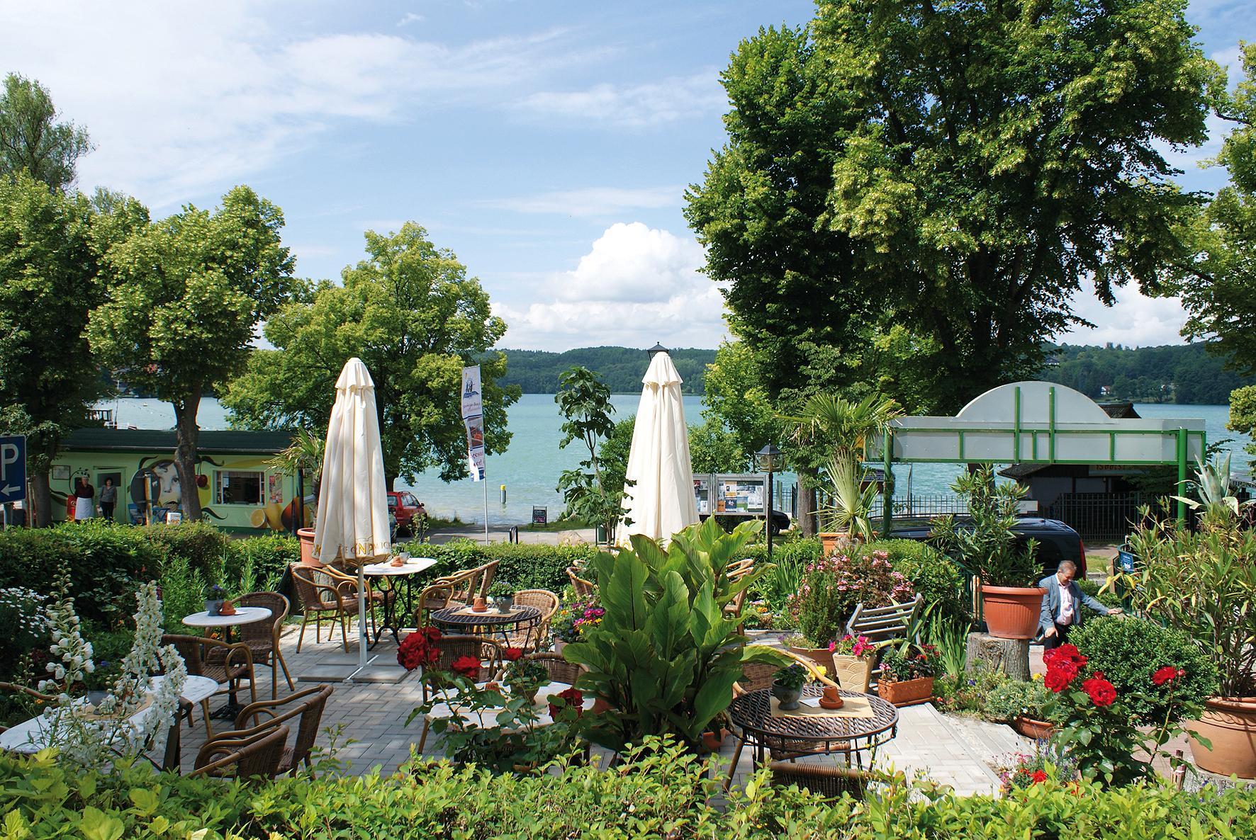 Außenterrasse am Strandhotel Buckow