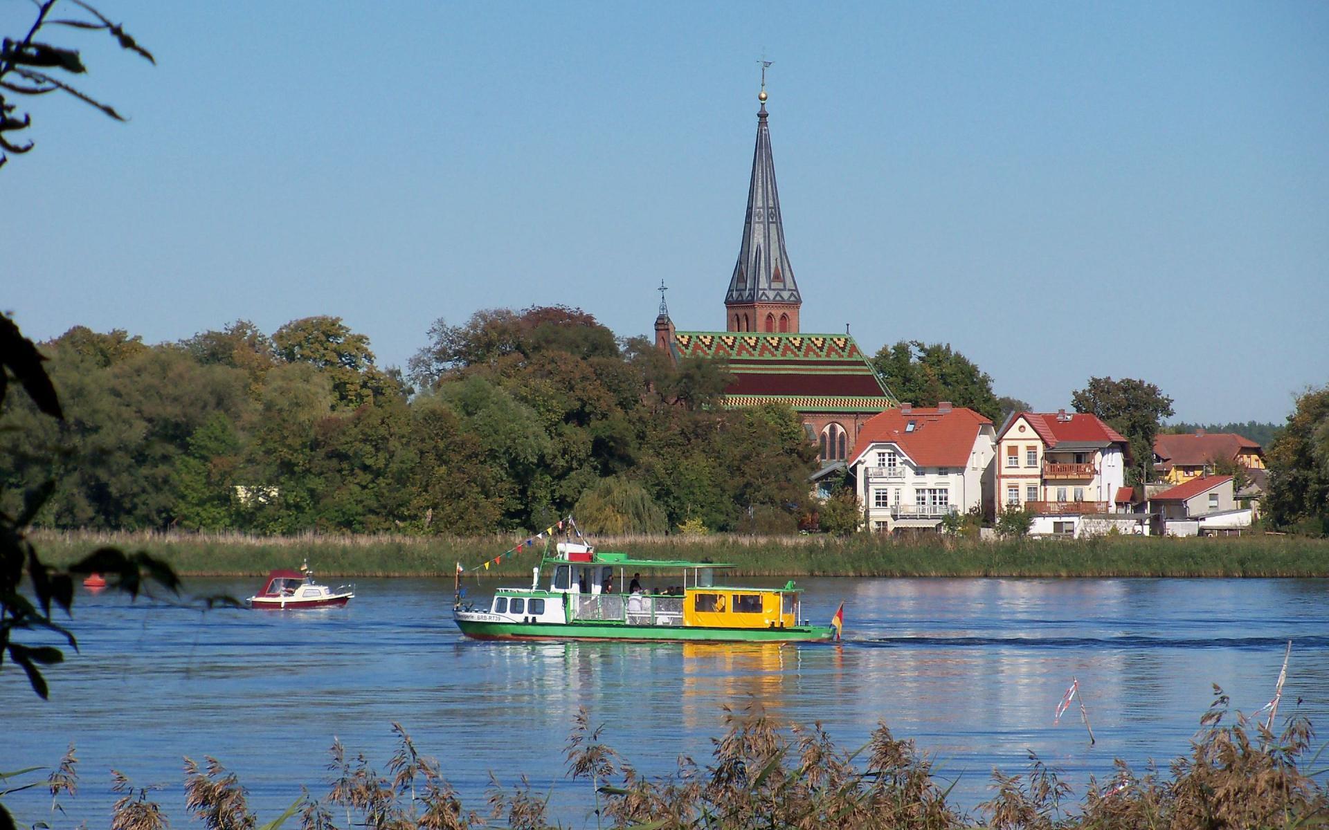 Blick über die Havel auf die Dorfkirche Geltow, Foto: Yvonne Schmiele