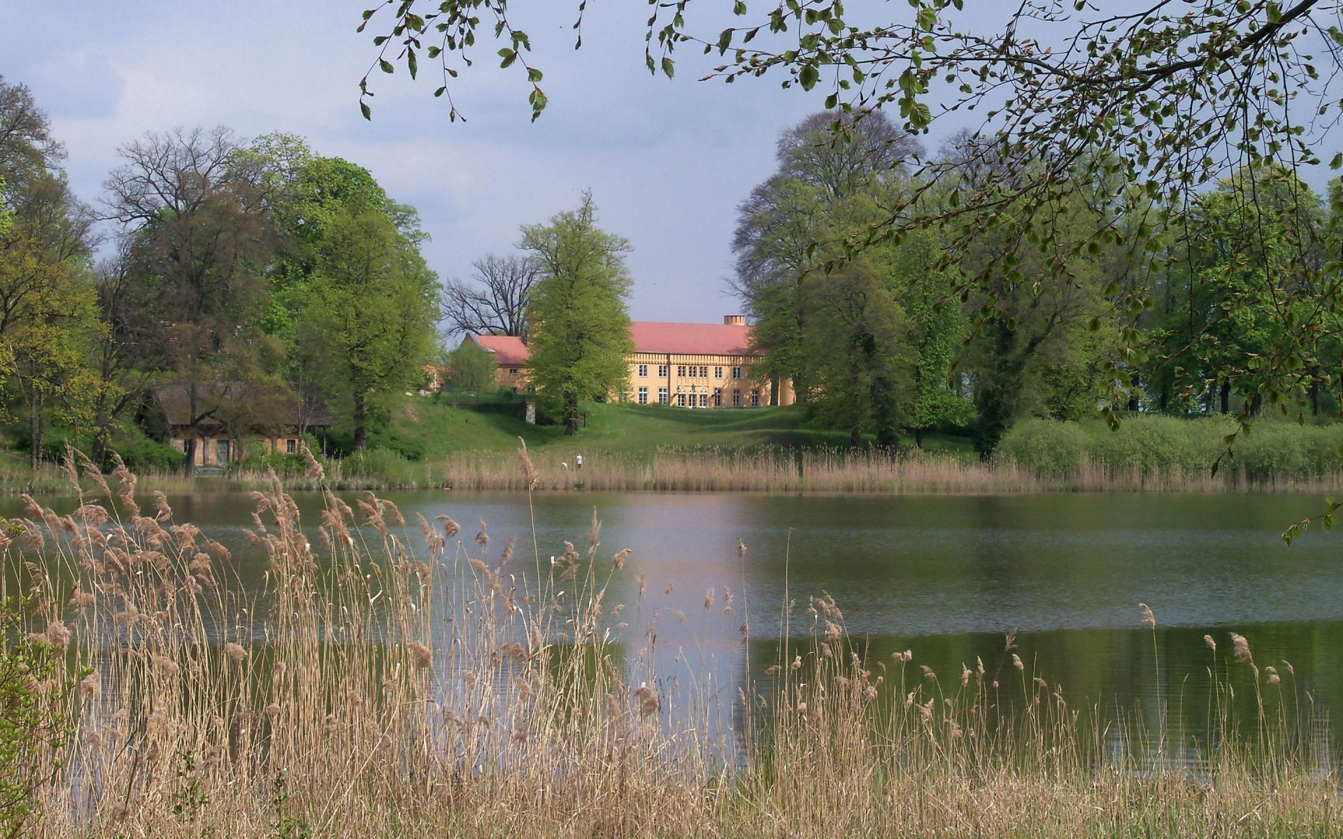 Gutspark Petzow - Blick über den Haussee zum Waschhaus und Schloss, Foto: Yvonne Schmiele