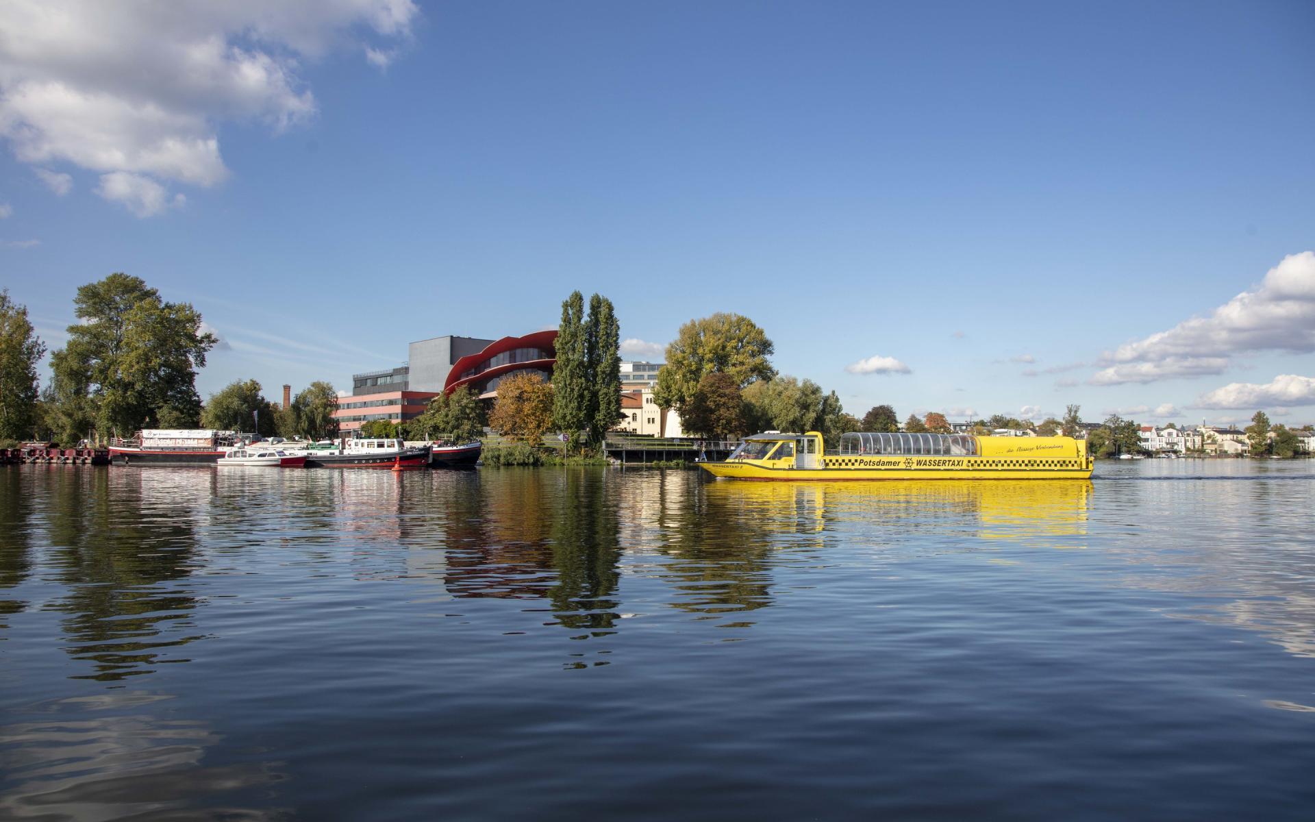 Blick auf das Hans Otto Theater in der Schiffbauergasse am Tiefen See