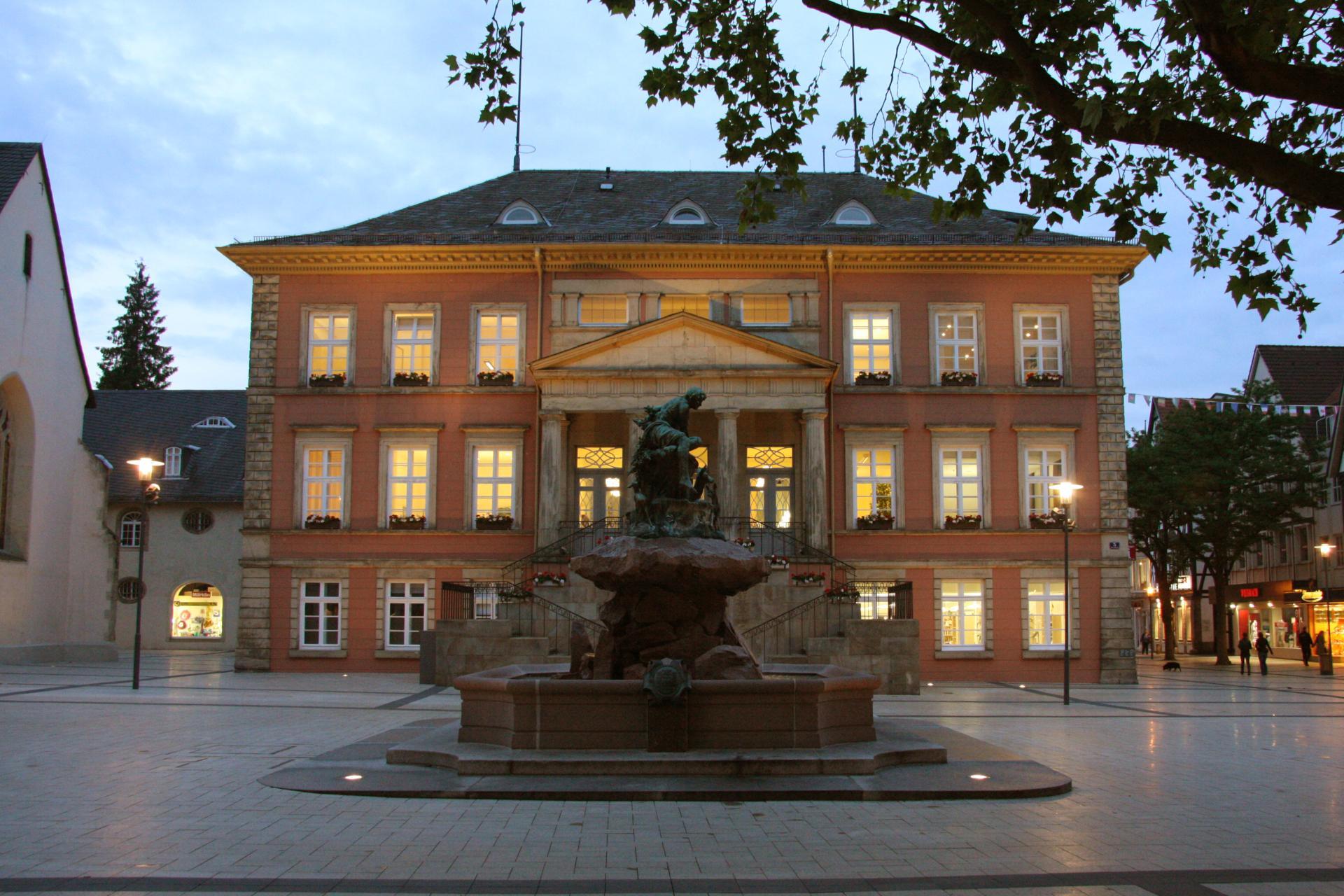 Detmold Rathaus mit Donop Brunnen