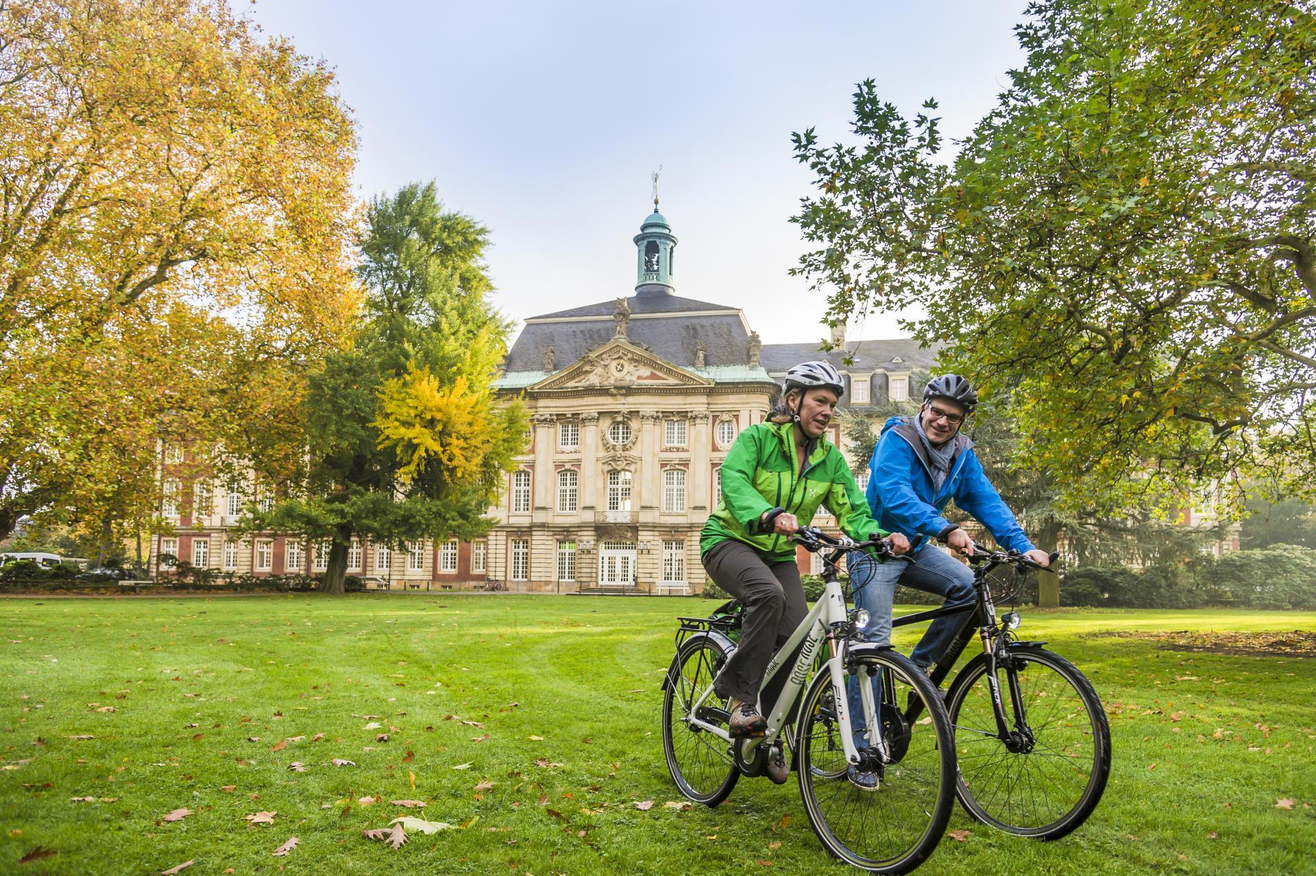 Radfahrer vor dem Schloss in Münster