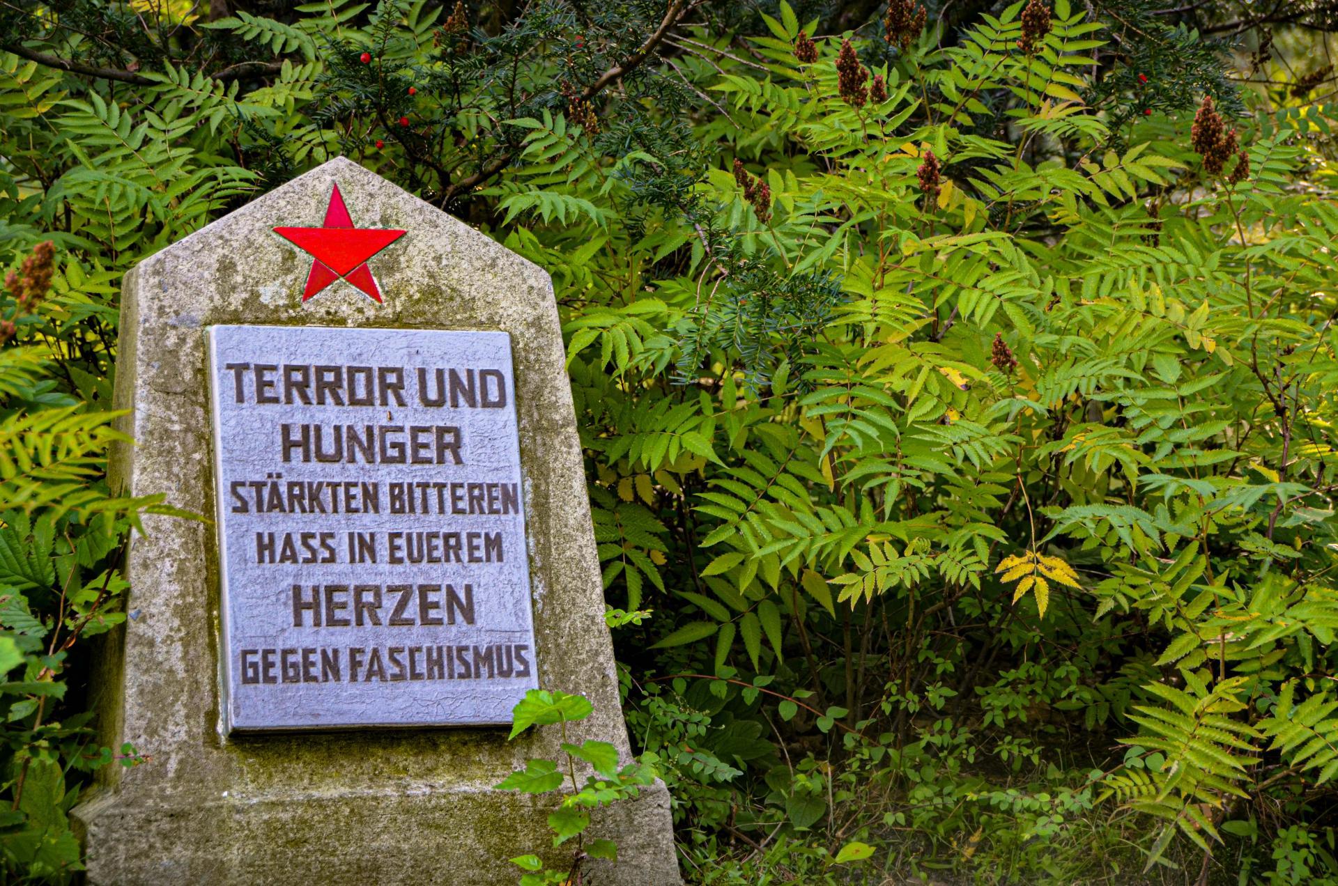 Gedenkstein auf dem Ehrenfriedhof Sowjetischer Kriegstoter in Schloß Holte-Stukenbrock