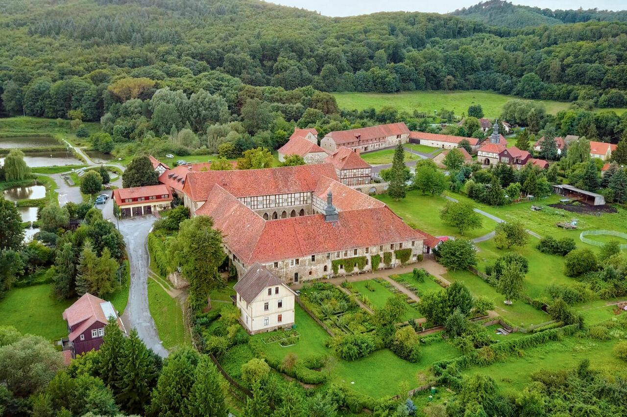 Luftbild vom Kloster und den Klostergärten Michaelstein