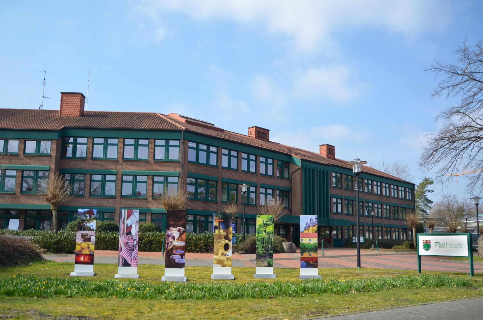 Rathaus mit Glasstelen in Schloß Holte-Stukenbrock
