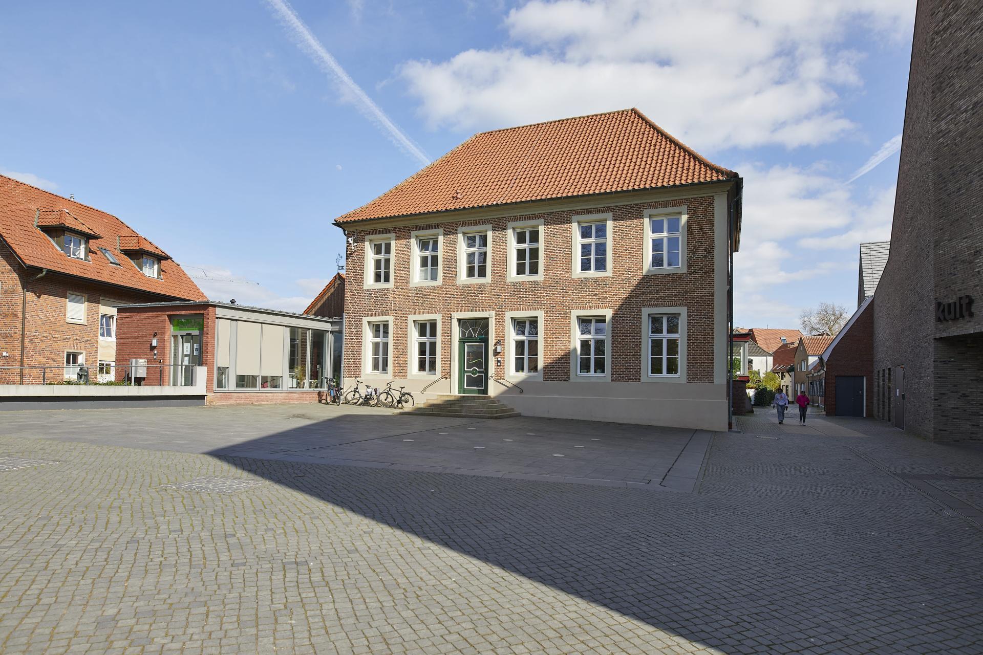 vreden-kirchplatz-walberthaus