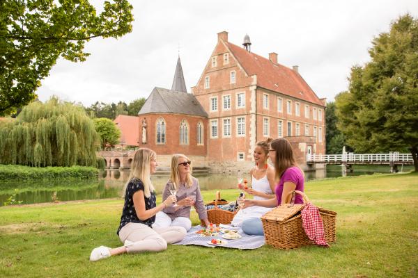 Picknick mit fertig gepacktem Picknickkorb von und an der Burg Hülshoff