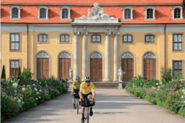 Vor dem Schloss Mosigkau