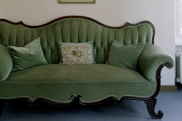 Sofa im Wohnzimmer des Museums, Foto: Marcus Bredt