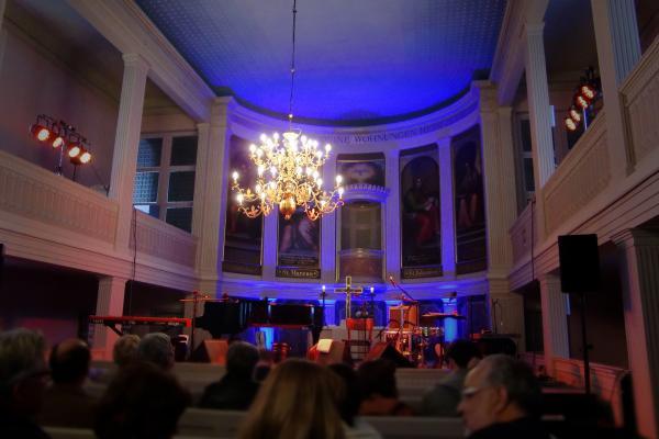 Schinkel-Kirche in Neuhardenberg bei einem Konzert, Foto: Geertje Wieck