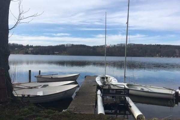 Steg und Boote am Scherrmützelsee