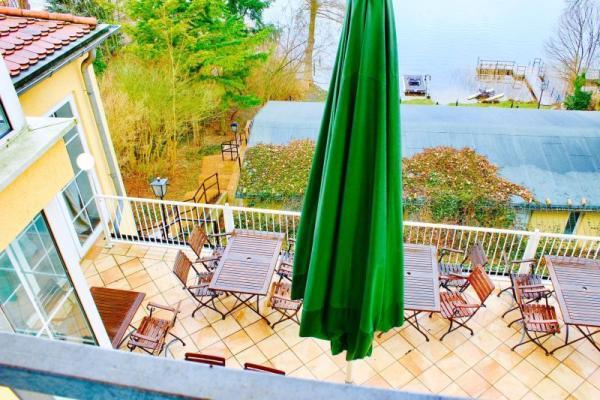 Terrasse mit See