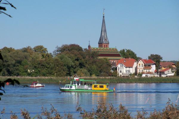 Blick über die Havel auf die Dorfkirche Geltow