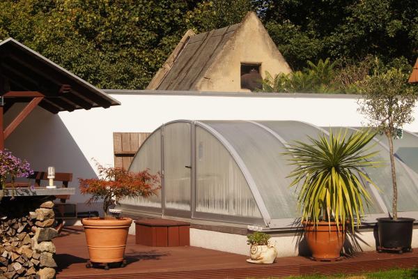 Ferienhaus "Waldidyll" Ein Pool im Garten