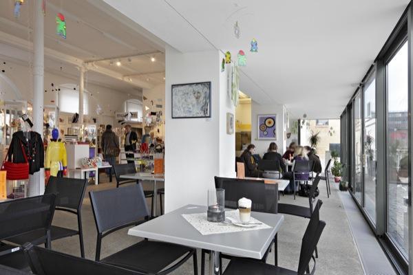 Tienda y café en el museo FLUXUS+, Foto: museum FLUXUS+