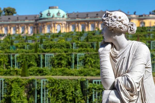 Estatua frente a los bancales del Palacio de Sanssouci , Foto: André Stiebitz, Lizenz: PMSG/ SPSG