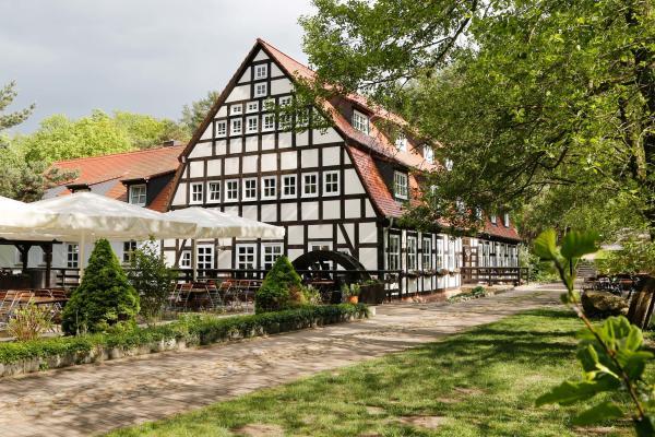 K. Wünsche, Lizenz: Springbach-Mühle Belzig OHG Freisitz am Restaurant