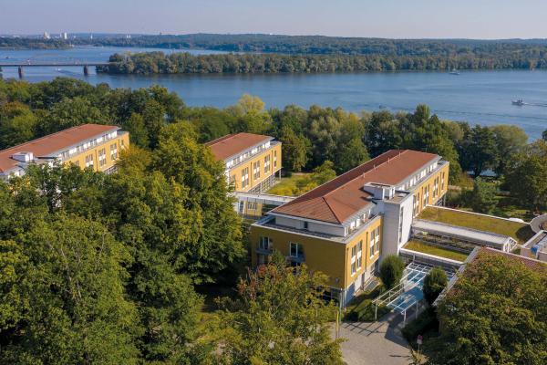 Außenansicht mit Seeblick