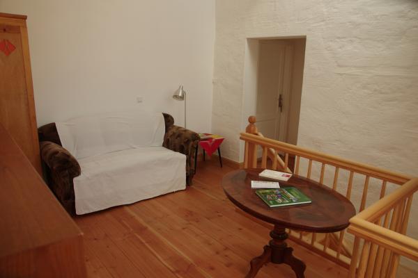 Daniel Erb Sitzecke im Vorraum.