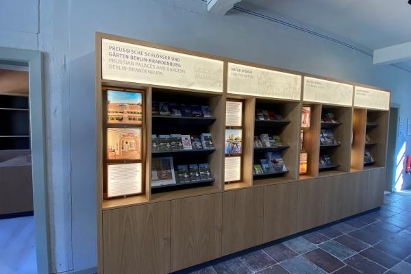 Kultur- und Tourismusamt Schwielowsee Informationsmaterial in der Tourist-Information im Logierhaus Caputh