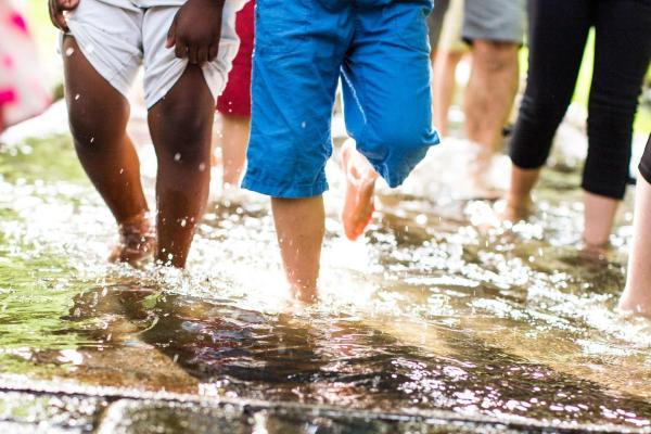 Barfußpark - Kinderfüße laufen durch Wasser, Foto: Karsten Eichhorn, Lizenz: Der Barfußpark Beelitz-Heilstätten