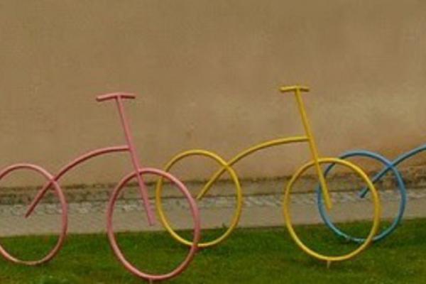 Colorful bicycle sculpture in front of the Platkow Museum, Foto: Museum Platkow