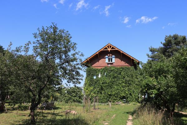 Blick über den Garten zum Loewig Haus