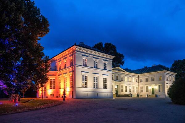 Fotokraftwerk Hotel beleuchtet