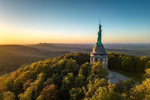 Teutoburger Wald Tourismus / D. Ketz Zur Goldenen Stunde am Hermannsdenkmal
