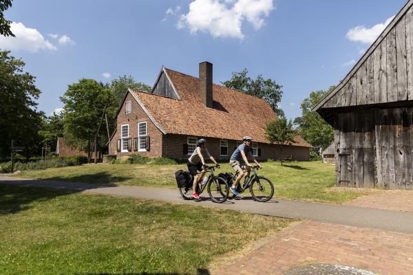 Europaradweg R1_D3 / Thomas Koy Durch die historische Hofanlage