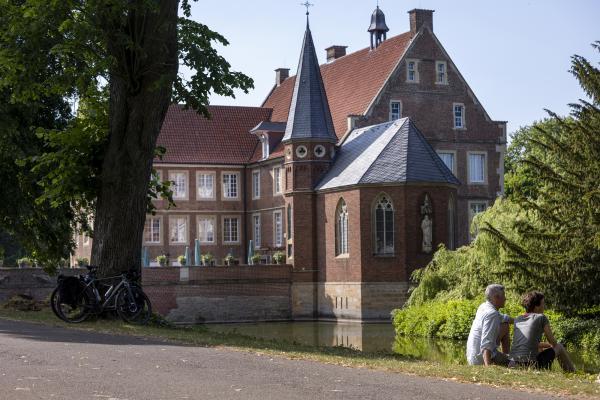 Europaradweg R1_D3 / Thomas Koy Pause an der Burg Hülshoff