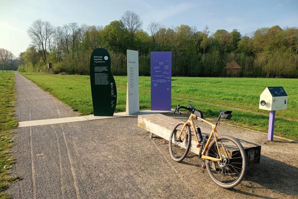 Münsterland e.V. / Jörn Berding Kultur-Stopp am Lyrikweg bei der Burg Hülshoff