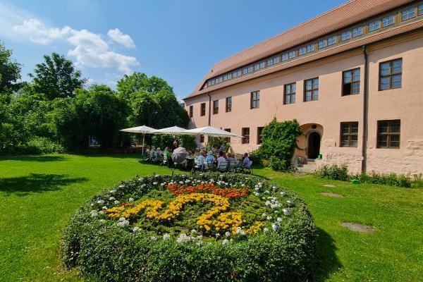 Cranach-Herberge Außenansicht + Garten