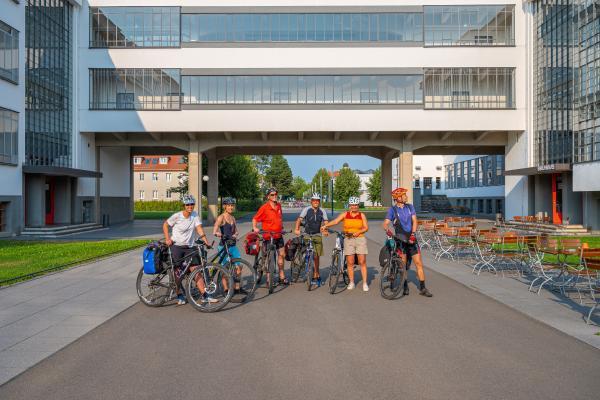 Bauhaus Dessau mit Radfahrern