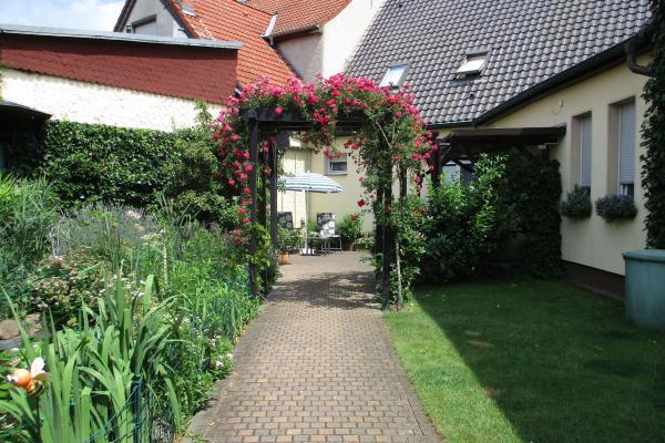 Ferienwohnung Familie Kinzel blick vom hof zum hauseingang