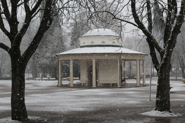 Brunnentempel im Winter