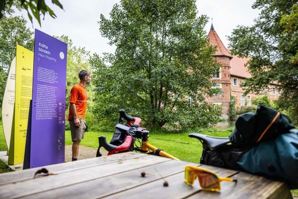 Martin Donat Pause an Haus Vögeding