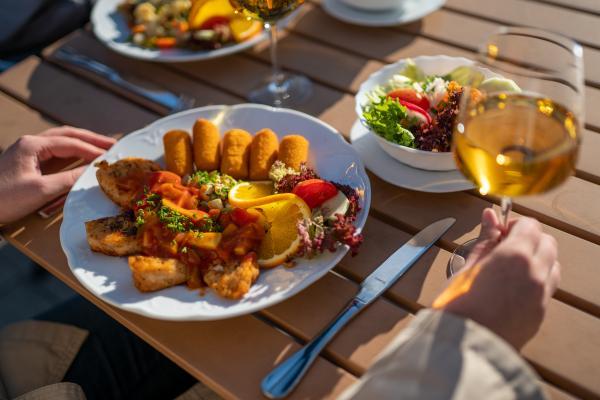 Essen bei den Elbterrassen zu Brambach
