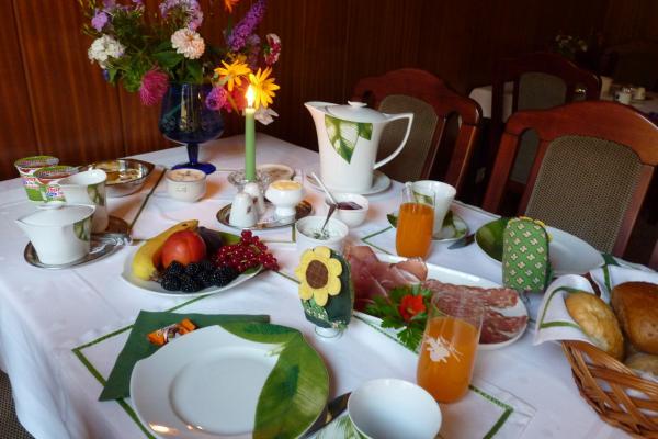 Zum Rüdesheimer Frühstückstisch
