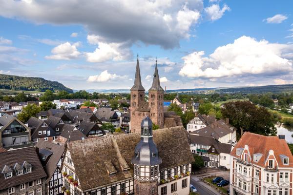 Teutoburger Wald Tourismus / Stadt Höxter / D. Ketz Altes Rathaus Höxter und Kiliankirche