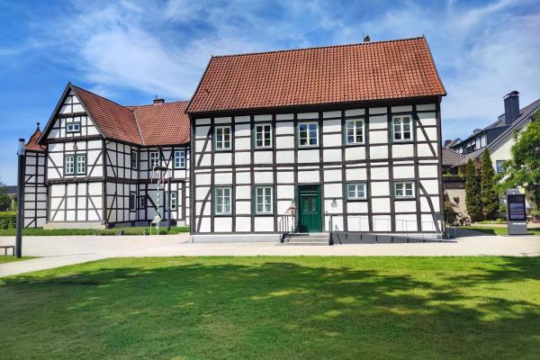 Tourist Information Hövelhof Jagdschloss mit Tourist Information Hövelhof