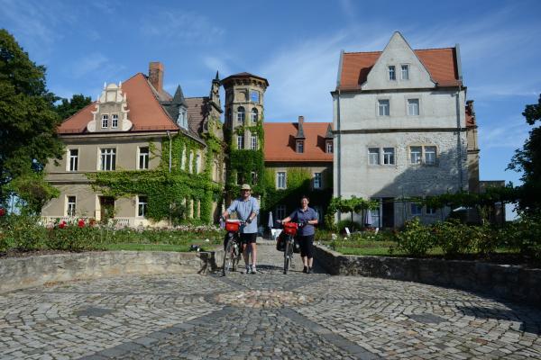 Radwanderer am Schloss Hohenerxleben