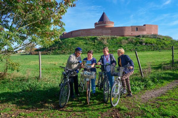 Uwe Weigel Radfahrer vor der Burg Lindau bei Zerbst/Anhalt